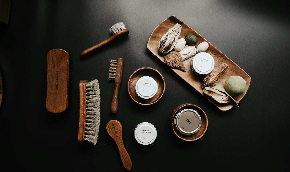 Brosses et crème d’entretien pour le cuir