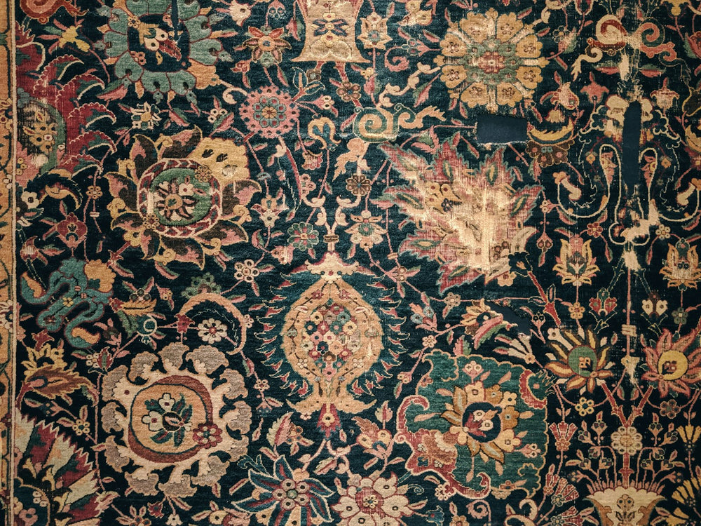 Tapis persan bleu nuit aux motifs floraux