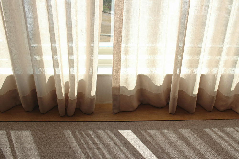 Voilages blancs dans la lumière