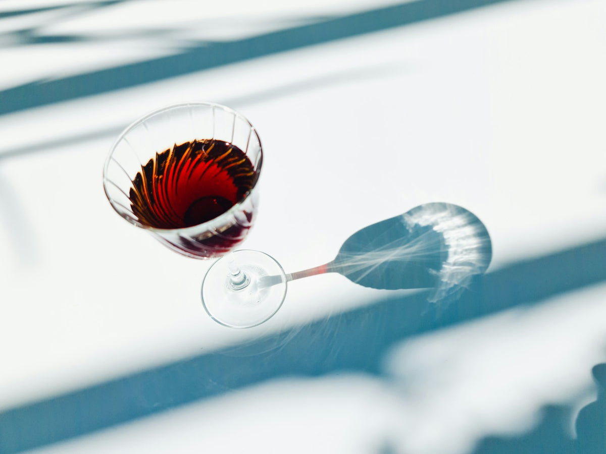 Verre de vin rouge renversé